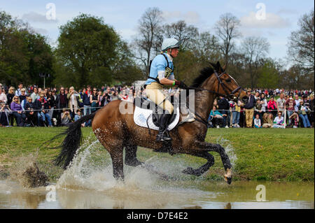 Badminton Horse Trials, UK. Il 5 maggio, 2013. Izzy Taylor su KBIS Briarlands Matilda in azione al Mirage stagno durante il Cross Country prova della Mitsubishi Motors Badminton Horse Trials 2013 nei motivi del Badminton House. Foto Stock