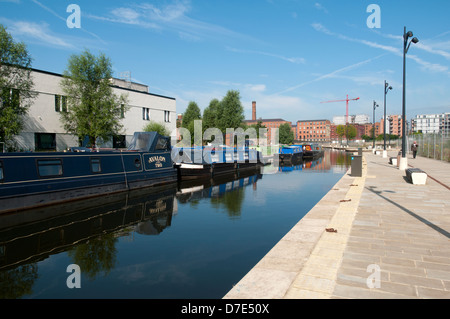 Canal narrowboats riflessa nel campo di cotone marina Park, New Islington, Ancoats, Manchester, Inghilterra, Regno Unito Foto Stock