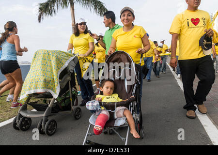 Città di Panama, Repubblica di Panama. Il 5 maggio 2013. Una sfilata sulla città di Panama, Repubblica di Panama per aiutare a ottenere la consapevolezza circa il fragile malattia ossea, congenito disturbi ossei. La condizione o tipi di esso, ha avuto vari altri nomi nel corso degli anni e in diverse nazioni. Tra alcuni dei più comuni alternative sono Ekman-Lobstein sindrome, Vrolik sindrome, e il colloquiale di vetro-malattie delle ossa. Il nome dell'osteogenesi imperfetta risale almeno al 1895[18] ed è stato il solito termine medico nel XX secolo al presente. Credito: Humberto Olarte Cupas / Alamy Live News Foto Stock