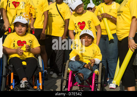 Città di Panama, Repubblica di Panama. Il 5 maggio 2013. Una sfilata sulla città di Panama, Repubblica di Panama per aiutare a ottenere la consapevolezza circa il fragile malattia ossea, congenito disturbi ossei. La condizione o tipi di esso, ha avuto vari altri nomi nel corso degli anni e in diverse nazioni. Tra alcuni dei più comuni alternative sono Ekman-Lobstein sindrome, Vrolik sindrome, e il colloquiale di vetro-malattie delle ossa. Il nome dell'osteogenesi imperfetta risale almeno al 1895[18] ed è stato il solito termine medico nel XX secolo al presente. Credito: Humberto Olarte Cupas / Alamy Live News Foto Stock