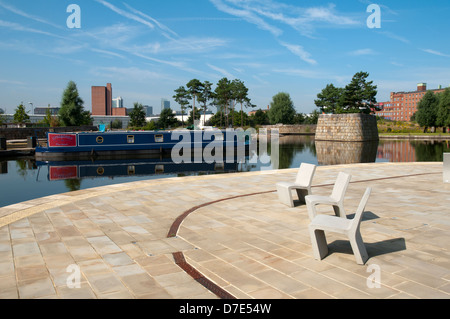 Sedi di cemento e un canal narrowboat presso il campo di cotone marina Park, New Islington, Ancoats, Manchester, Inghilterra, Regno Unito Foto Stock