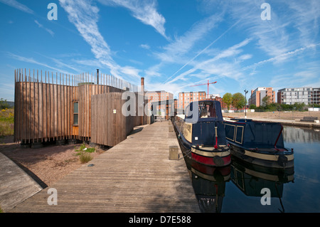 Il diportista più capanna e canal narrowboats presso il campo di cotone marina Park, New Islington, Ancoats, Manchester, Inghilterra, Regno Unito Foto Stock