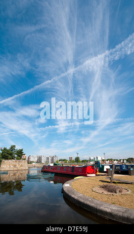 Cirrus nuvole e canal narrowboats presso il campo di cotone marina Park, New Islington, Ancoats, Manchester, Inghilterra, Regno Unito Foto Stock