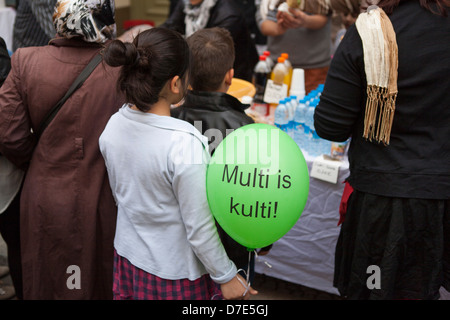 Una ragazza turca per celebrare la giornata del lavoro al primo di maggio con un palloncino multiculturale a Kreuzberg Berlino, Germania Foto Stock