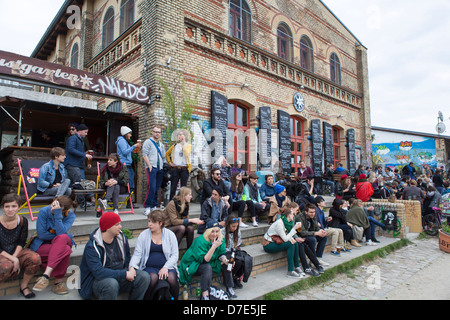 I giovani per celebrare la giornata del lavoro al primo di maggio a Gorlitzer Park a Kreuzberg Berlino Foto Stock