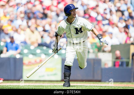 Milwaukee, Wisconsin, Stati Uniti d'America. Il 5 maggio 2013. Diritto di Milwaukee fielder Norichika Aoki #7 in azione di gioco contro i Cardinali a Miller Park di Milwaukee, WI. John Fisher/CSM./Alamy Live News Foto Stock