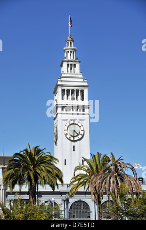 Torre dell'orologio del Ferry Building, San Francisco, California che mostra le palme in luglio pomeriggio di sole e cielo blu Foto Stock