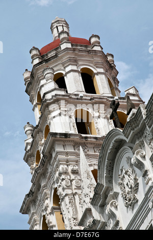 Ornati in torre campanaria barocca del restaurato del XVII secolo la chiesa gesuita della Compagnia di Gesù Puebla Messico Foto Stock