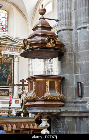 Bella ornati in stile barocco intagliato e dorato pulpito in legno restaurato del XVII secolo la chiesa gesuita della Compagnia di Gesù di Puebla Foto Stock