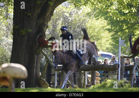 La vista dalla Huntsmans vicino. Badminton CCI quattro stelle Horse Trials 2013, Badminton station wagon, Gloucestershire, UK. Il 5 maggio, 2013. Cross Country prova. Rasatura accurata per Andrew Nicholson su Nereo oltre il recinto 7C. Credit Maurice Piper / Alamy Live News Foto Stock