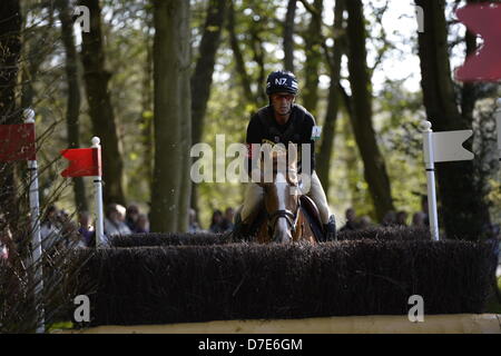 La vista dalla Huntsmans vicino. Badminton CCI quattro stelle Horse Trials 2013, Badminton station wagon, Gloucestershire, UK. Il 5 maggio, 2013. Cross Country prova. Rasatura accurata per Andrew Nicholson su Nereo oltre il recinto 7C. Credit Maurice Piper / Alamy Live News Foto Stock