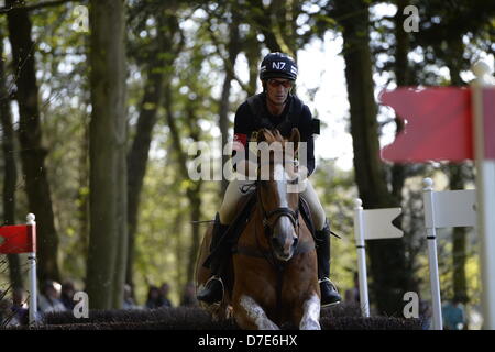 La vista dalla Huntsmans vicino. Badminton CCI quattro stelle Horse Trials 2013, Badminton station wagon, Gloucestershire, UK. Il 5 maggio, 2013. Cross Country prova. Rasatura accurata per Andrew Nicholson su Nereo oltre il recinto 7C. Credit Maurice Piper / Alamy Live News Foto Stock