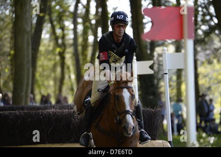 La vista dalla Huntsmans vicino. Badminton CCI quattro stelle Horse Trials 2013, Badminton station wagon, Gloucestershire, UK. Il 5 maggio, 2013. Cross Country prova. Rasatura accurata per Andrew Nicholson su Nereo oltre il recinto 7C. Credit Maurice Piper / Alamy Live News Foto Stock