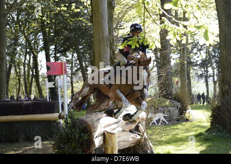 La vista dalla Huntsmans vicino. Badminton CCI quattro stelle Horse Trials 2013, Badminton station wagon, Gloucestershire, UK. Il 5 maggio, 2013. Cross Country prova. Rasatura accurata per Andrew Nicholson su Nereo oltre il recinto 7C. Credit Maurice Piper / Alamy Live News Foto Stock