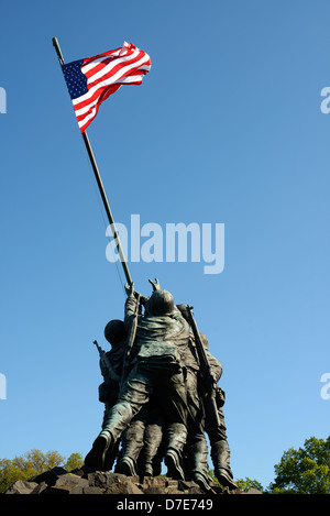 L'Iwo Jima Memorial (formalmente il Marine Corps War Memorial) in Arlington, Virginia, accanto al Cimitero di Arlington. Il monumento è stato progettato da Felix de Wledon e si basa su un iconico Associated Press Photo chiamato sollevando la bandiera su Iwo Jima da Joe Rosenthal. Essa è stata dedicata nel 1954. Foto Stock