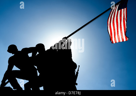 Silhouette dell'Iwo Jima Memorial (formalmente il Marine Corps War Memorial) in Arlington, Virginia, accanto al Cimitero di Arlington. Il monumento è stato progettato da Felix de Wledon e si basa su un iconico Associated Press Photo chiamato sollevando la bandiera su Iwo Jima da Joe Rosenthal. Essa è stata dedicata nel 1954. Foto Stock