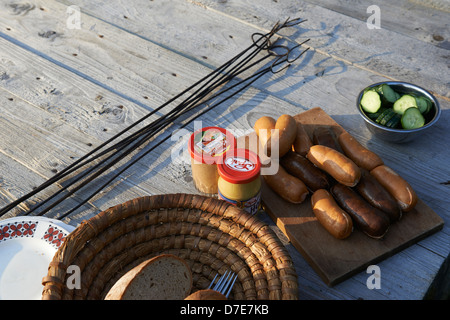 Dettaglio delle Materie salsicce di maiale. Ceca salsiccia speciale per grigliare su un fuoco Foto Stock