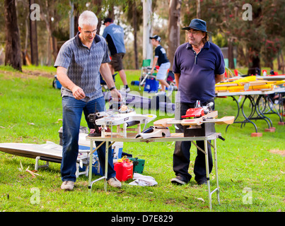I membri dell'Adelaide controllati via radio club in motoscafo a prepararsi per un giorno di attività sul Fiume Torrens nella città di Adelaide Foto Stock