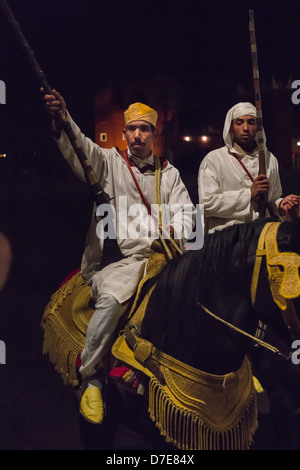 Il Marocco, Marrakech - Fantasia Berber fort cena e intrattenimento, turistico spettacolo in Arena. Foto Stock