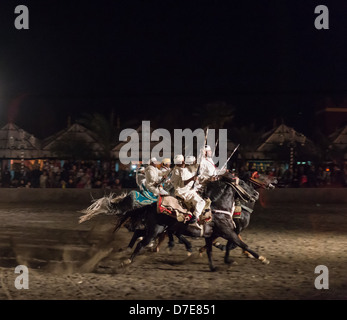 Il Marocco, Marrakech - Fantasia Berber fort cena e intrattenimento, turistico spettacolo in Arena. Foto Stock