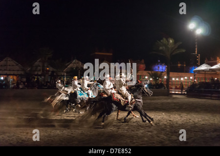 Il Marocco, Marrakech - Fantasia Berber fort cena e intrattenimento, turistico spettacolo in Arena. Foto Stock