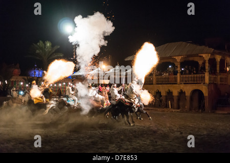 Il Marocco, Marrakech - Fantasia Berber fort cena e intrattenimento, turistico spettacolo in Arena. Foto Stock