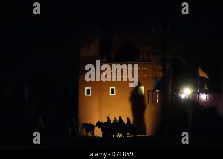 Il Marocco, Marrakech - Fantasia Berber fort cena e intrattenimento, turistico spettacolo in Arena. Foto Stock