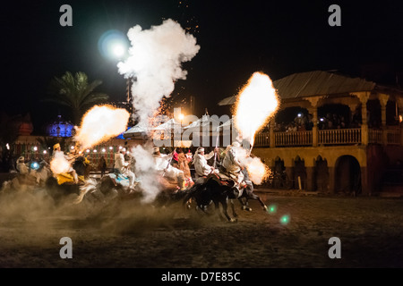 Il Marocco, Marrakech - Fantasia Berber fort cena e intrattenimento, turistico spettacolo in Arena. Foto Stock