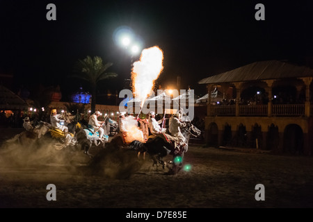 Il Marocco, Marrakech - Fantasia Berber fort cena e intrattenimento, turistico spettacolo in Arena. Foto Stock