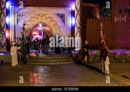 Il Marocco, Marrakech - Fantasia Berber fort cena e intrattenimento, turistico spettacolo in Arena. Foto Stock