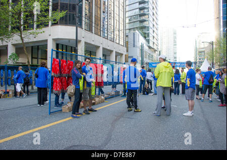 Vancouver, Canada. Il 5 maggio 2013. Volontari al fine del 2013 BMO quarantaduesimo annuale maratona di Vancouver a Vancouver British Columbia Canada il 5 di maggio 2013 . Fotografo Frank Pali/Alamy Live News Foto Stock