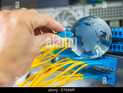 Globo con i cavi di rete e i server in una tecnologia di centro dati Foto Stock