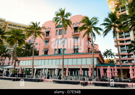 Uno dei primi hotel stabiliti in Waikiki, il Royal Hawaiian è considerato uno degli alberghi di punta in Hawaii turismo. Foto Stock