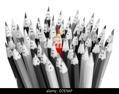 Un colore brillante matita sorridente tra mazzetto di grigio triste matite Foto Stock