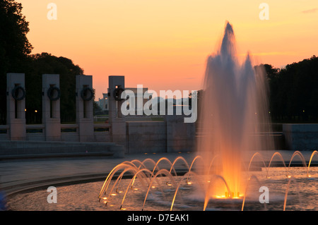 Il Memoriale della Seconda Guerra Mondiale al tramonto a Washington DC Foto Stock