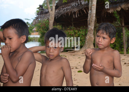 Tre native Yagua boys tribù nel loro villaggio vicino a Iquitos, nell'Amazzonia peruviana Foto Stock