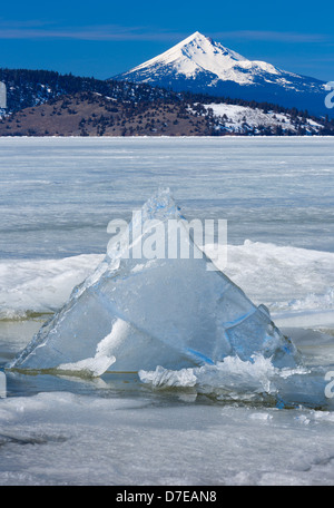 Lago Klamath superiore nel sud della Oregon con montatura McLoughlin nella distanza Foto Stock