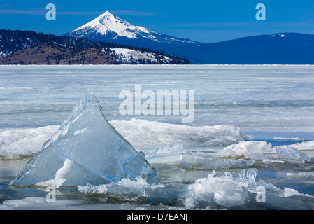 Lago Klamath superiore nel sud della Oregon con montatura McLoughlin nella distanza Foto Stock