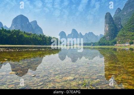 Zattera di bambù presso il fiume Ulong vicino a Yangshuo, provincia del Guanxi, Cina Foto Stock