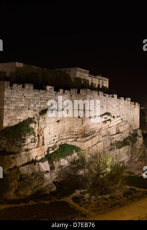 Le vecchie mura della città di Gerusalemme illuminata di notte, vicino alla porta di Damasco Foto Stock