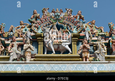 Figurine colorate arredano un santuario nel Tempio Arunachaleswara, Tiruvannamalai, Tamil Nadu, India Foto Stock