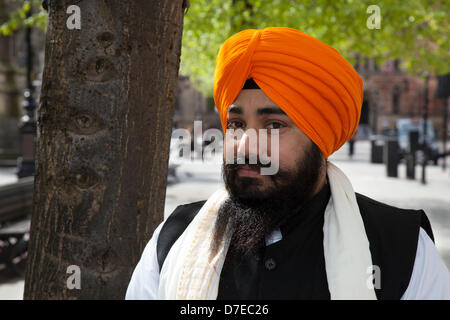 Manchester, Regno Unito. Il 5 maggio, 2013. La più importante celebrazione Vaisakhi nel calendario Sikh segnata dalla comunità sikh di Greater Manchester, con la loro annuale Nagar Kirtan processione attraverso le vie della città. Il Nagar Kirtan è a colori, celebrazione e adorazione ed è un invito per tutti indipendentemente dalla casta, di religione e di credo per unire i sikh nel celebrare la loro religione e cultura. Credito: Mar fotografico/Alamy Live News Foto Stock