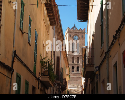 Una chiesa alla fine di una strada stretta Foto Stock