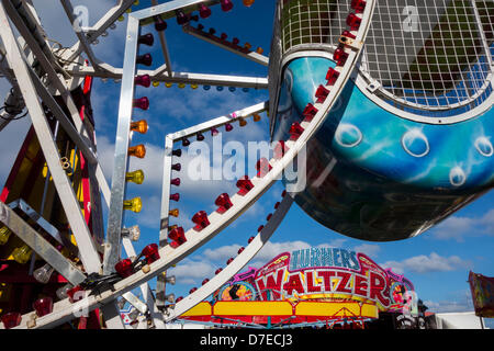 Seaton Carew vicino a Hartlepool, Regno Unito. Il 5 maggio, 2013. Bank Holiday luna park in un giorno caldo e soleggiato su Seaton Carew fronte mare. Seaton Carew vicino a Hartlepool, a nord-est dell' Inghilterra, Regno Unito. Credito: ALANDAWSONPHOTOGRAPHY / Alamy Live News Foto Stock