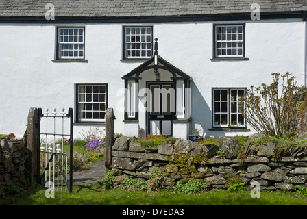 Cottage nel villaggio di Near Sawrey, South Lakeland, Parco Nazionale del Distretto dei Laghi, Cumbria, England Regno Unito Foto Stock