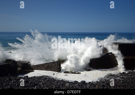 Forti onde frangersi sulla riva, Puerto de la Cruz Tenerife Foto Stock