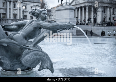 Trafalgar Square mermaid, con la Galleria Nazionale in background, London, England, Regno Unito Foto Stock