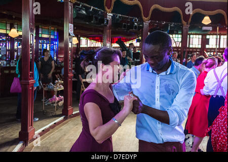 Brighton, Regno Unito. Il 5 maggio 2013. Godendo di umore - 40's swingtime Dancing in the Ragroof Dance in Spiegeltent, parte del Festival di Brighton, Steine Gardens, Brighton East Sussex, nel Regno Unito il 5 maggio 2013 phot Credit: Julia Claxton/Alamy Live News Foto Stock