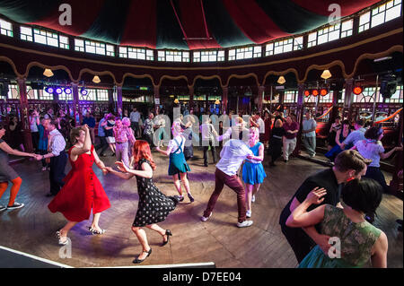 Brighton, Regno Unito. Il 5 maggio 2013. Godendo di umore - 40's swingtime Dancing in the Ragroof Dance in Spiegeltent, parte del Festival di Brighton, Steine Gardens, Brighton East Sussex, nel Regno Unito il 5 maggio 2013 phot Credit: Julia Claxton/Alamy Live News Foto Stock
