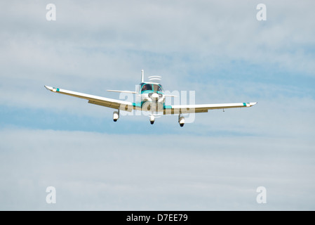 Wassmer WA-52 Europa G-BTLB ala bassa monoplan sull approccio finale per un atterraggio a Popham Airfield vicino a Basingstoke Hampshire Foto Stock